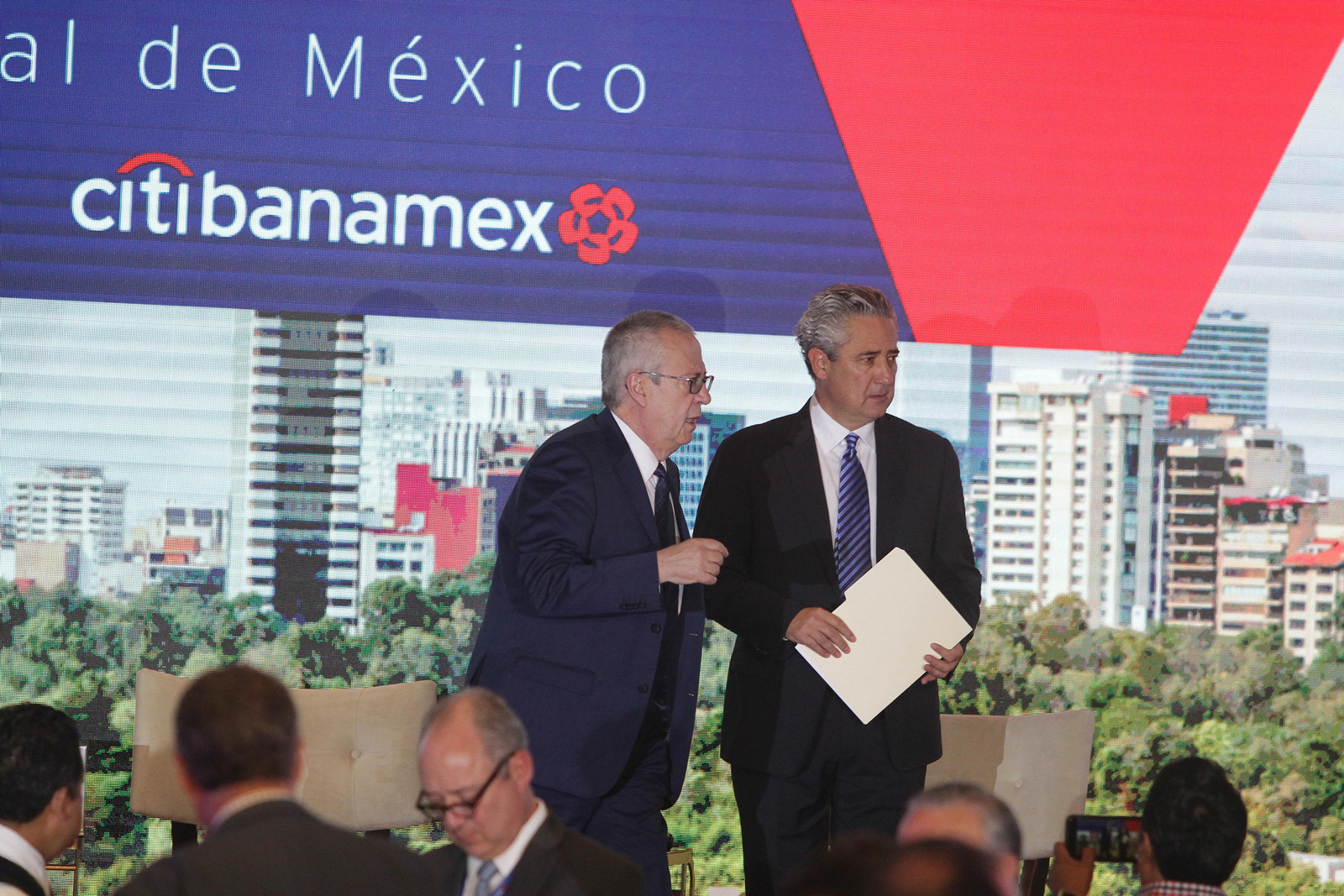 En la imagen aparece Carlos Urzúa con Torres Cantú de CitiBanamex quien recientemente dijo que había confianza en México. (TWITTER)