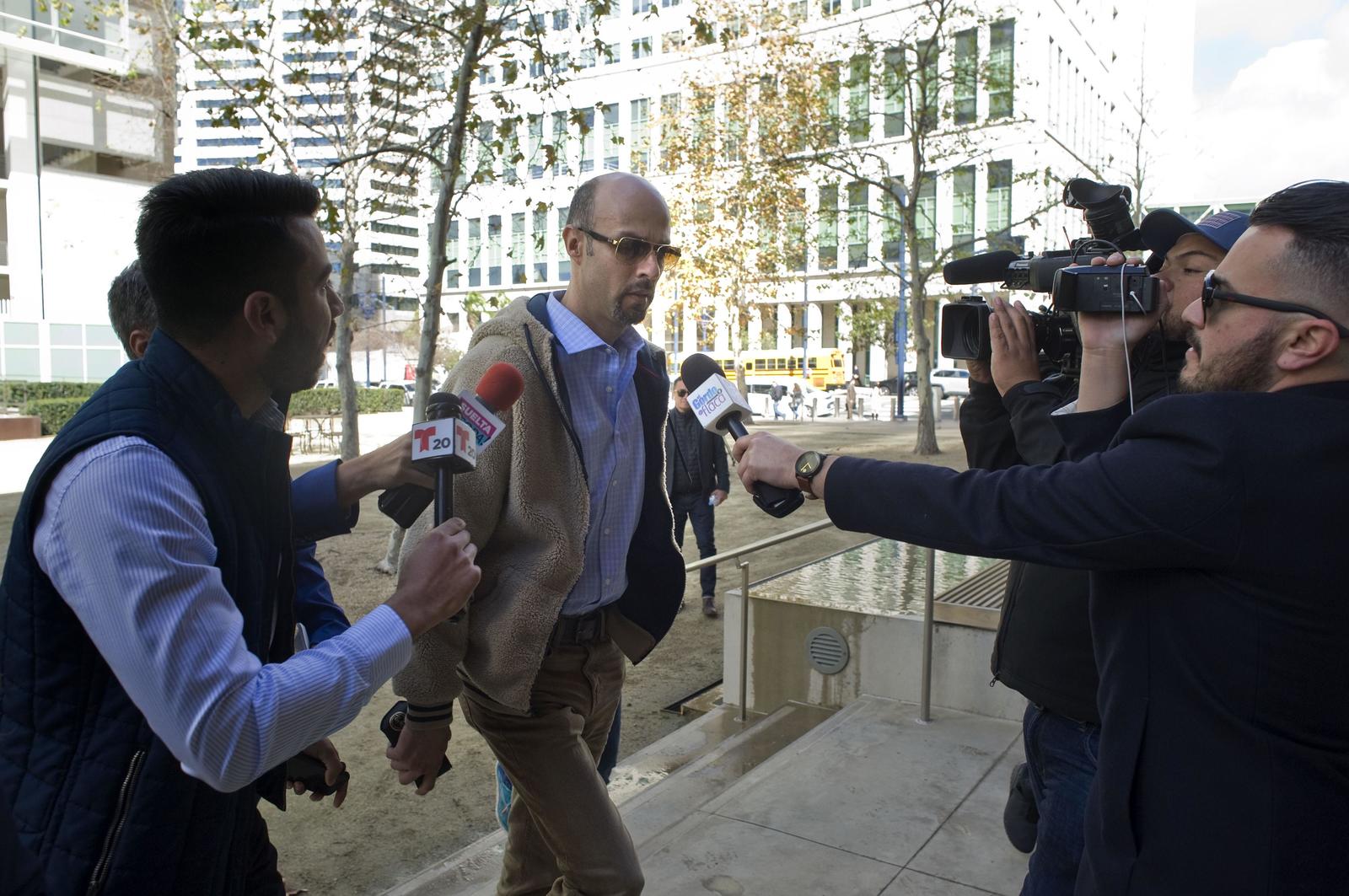 El expelotero mexicano Esteban Loaiza a su llegada ayer al tribunal federal en San Diego, California.