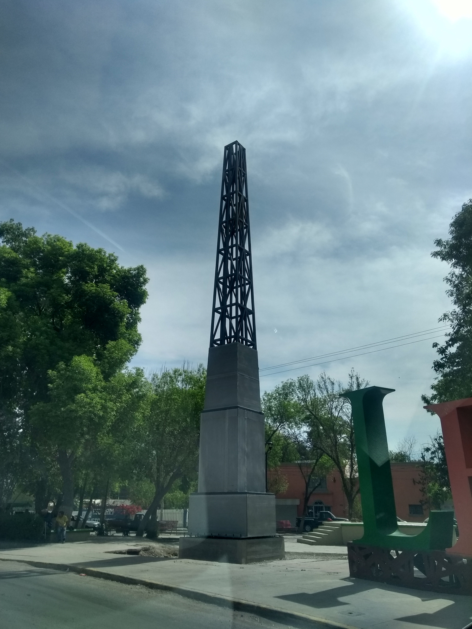 El obelisco es una donación por parte de un empresario local. Esperan que en unas tres semanas se coloque el revestimiento final.