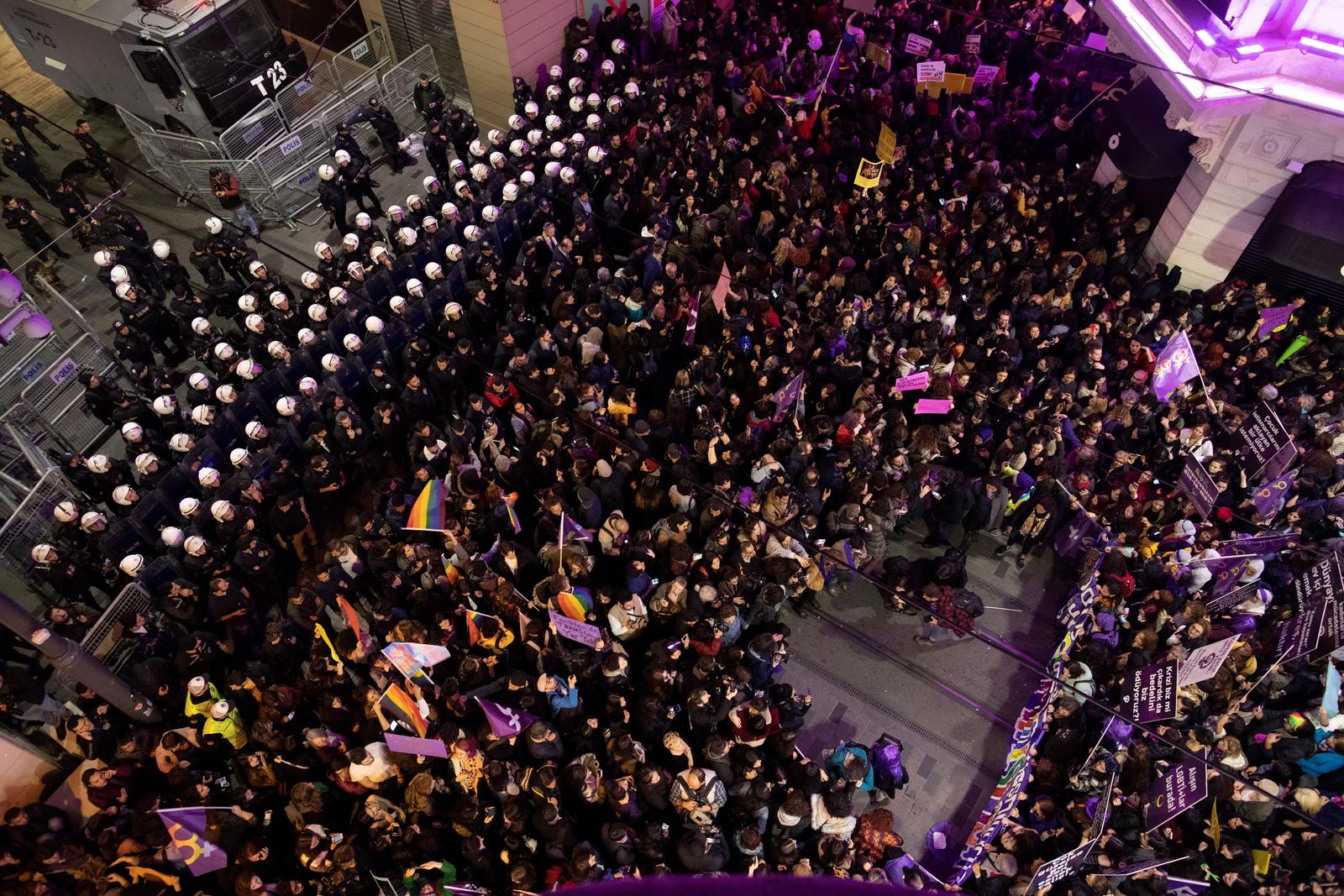 Turquía dispersa protesta de mujeres