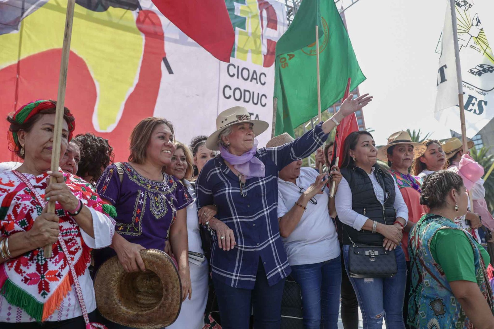 La titular de la Secretaría de Gobernación, Olga Sánchez Cordero, se une a una marcha que camina por la avenida Bucareli.