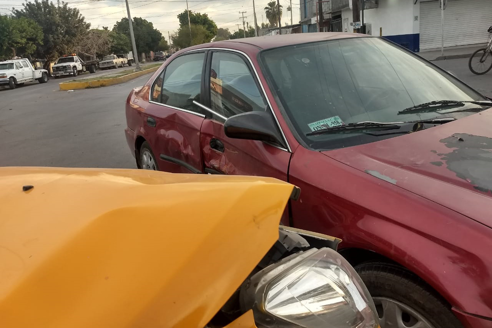 Un vehículo particular que no respetó la señal de alto, causó un accidente vial en la colonia Tierra y Libertad de Torreón. (EL SIGLO DE TORREÓN)