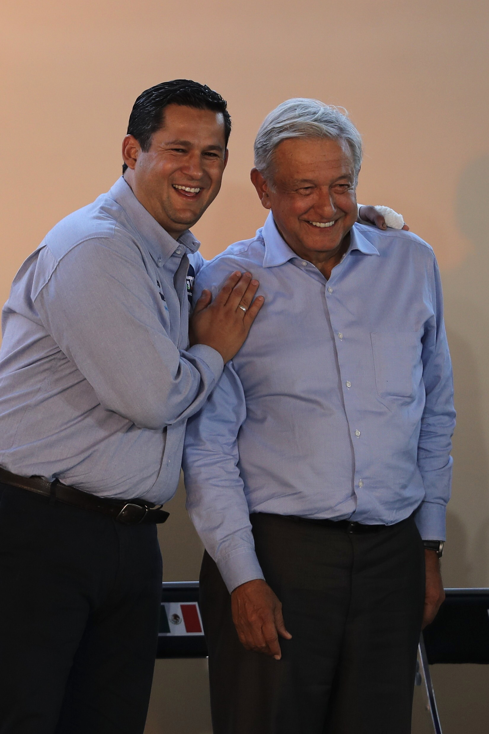 El presidente Obrador (derecha) entrega recursos de programas integrales de Bienestar en Guanajuato, lo acompaña el gobernador Diego Sinhue Rodríguez (izquierda).