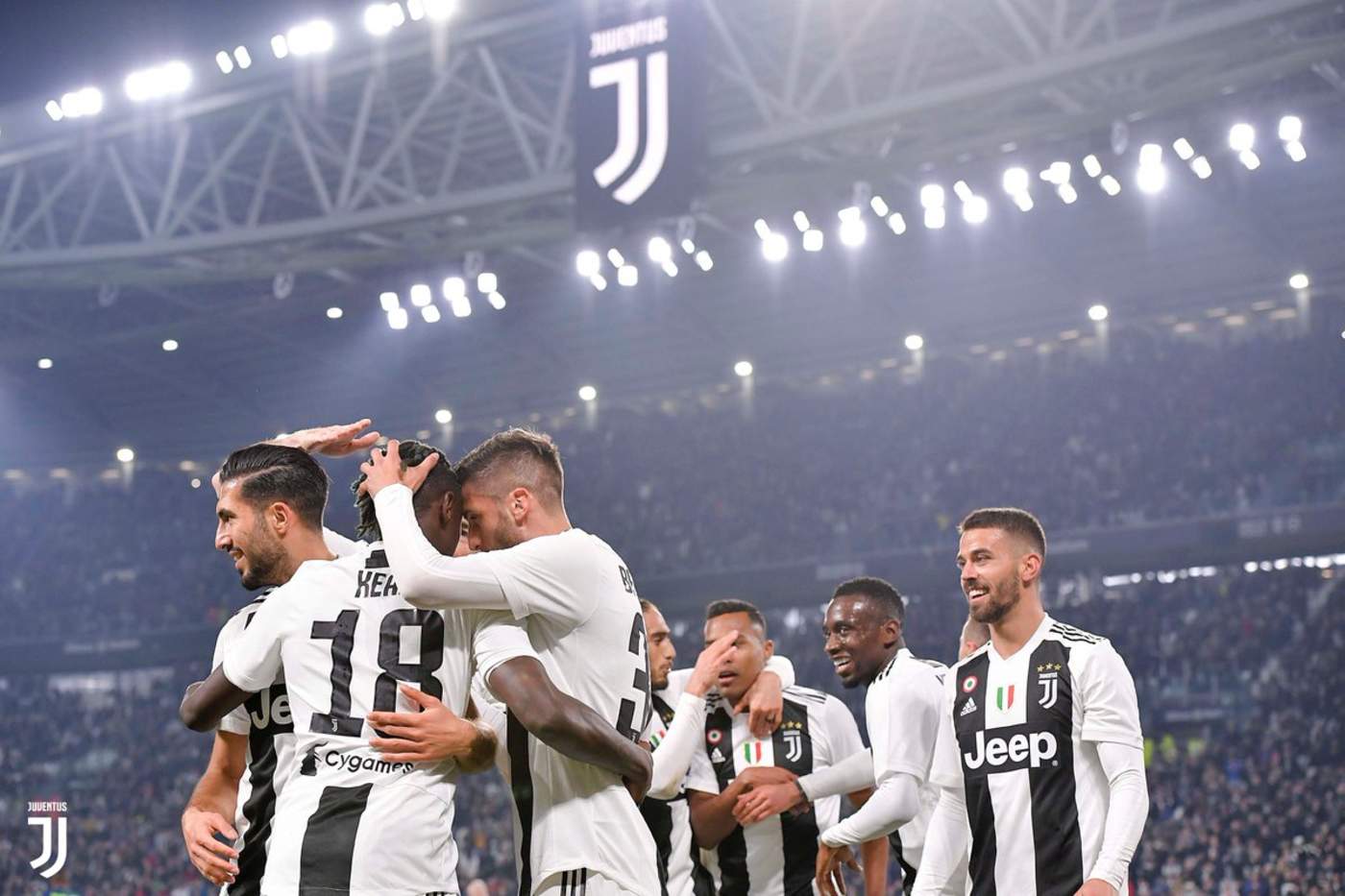 Jugadores de la Juventus festejan tras anotar un gol ante Udinese. (Especial)