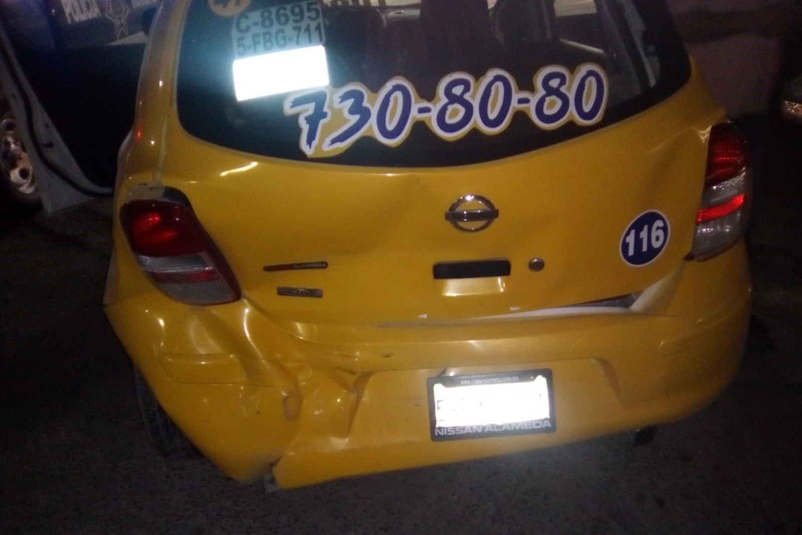 Chocan a un taxi en Torreón; pasajera se lesiona