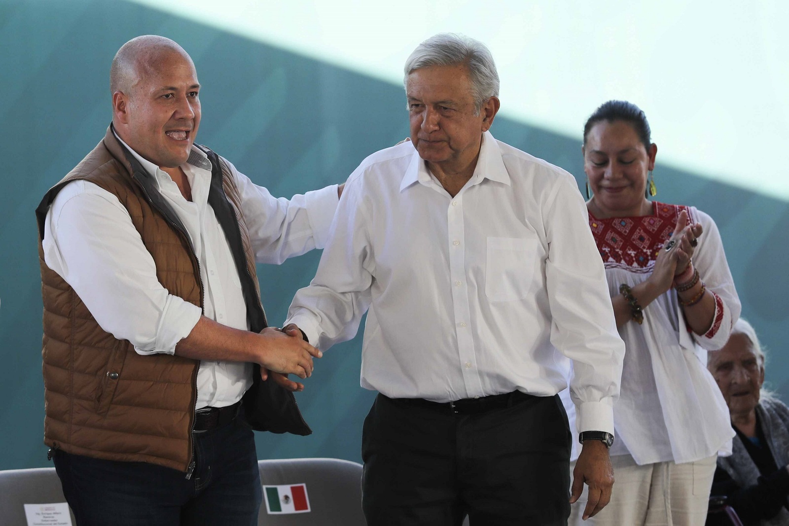 López Obrador estrechó la mano del gobernador de Jalisco.