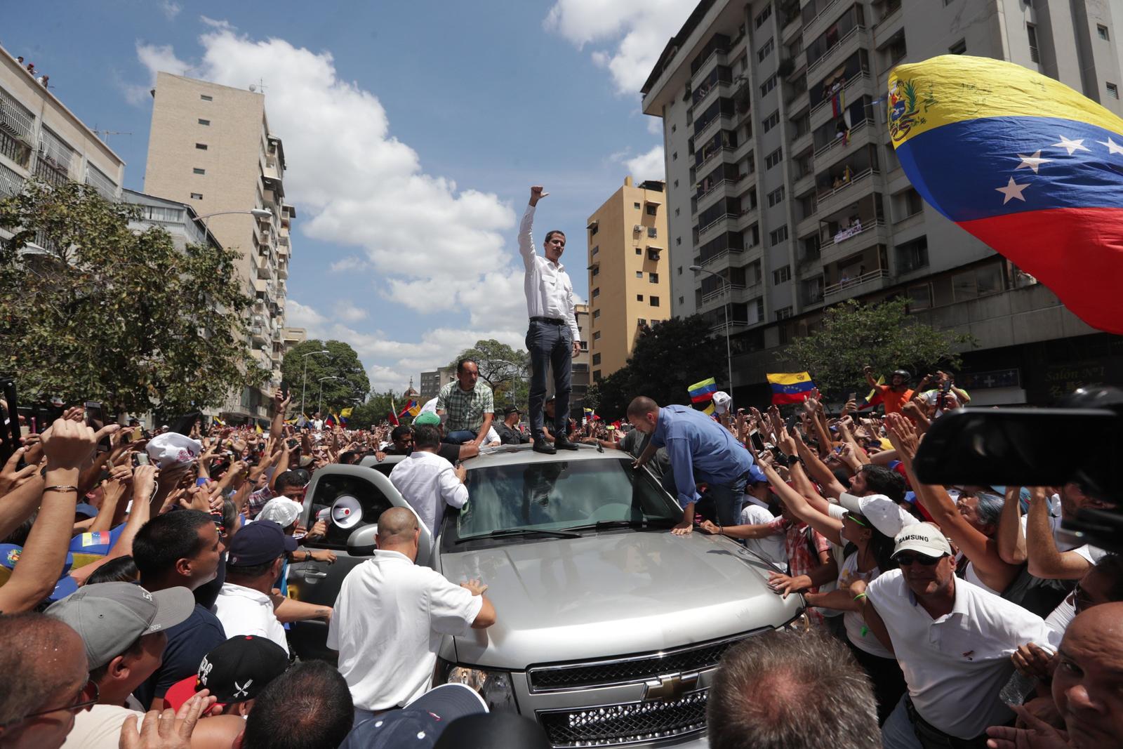El jefe del Parlamento, Juan Guaidó, anunció ayer una gira por el país y una gran concentración en Caracas para reclamar el poder, que detenta desde 2013 el chavista Nicolás Maduro.