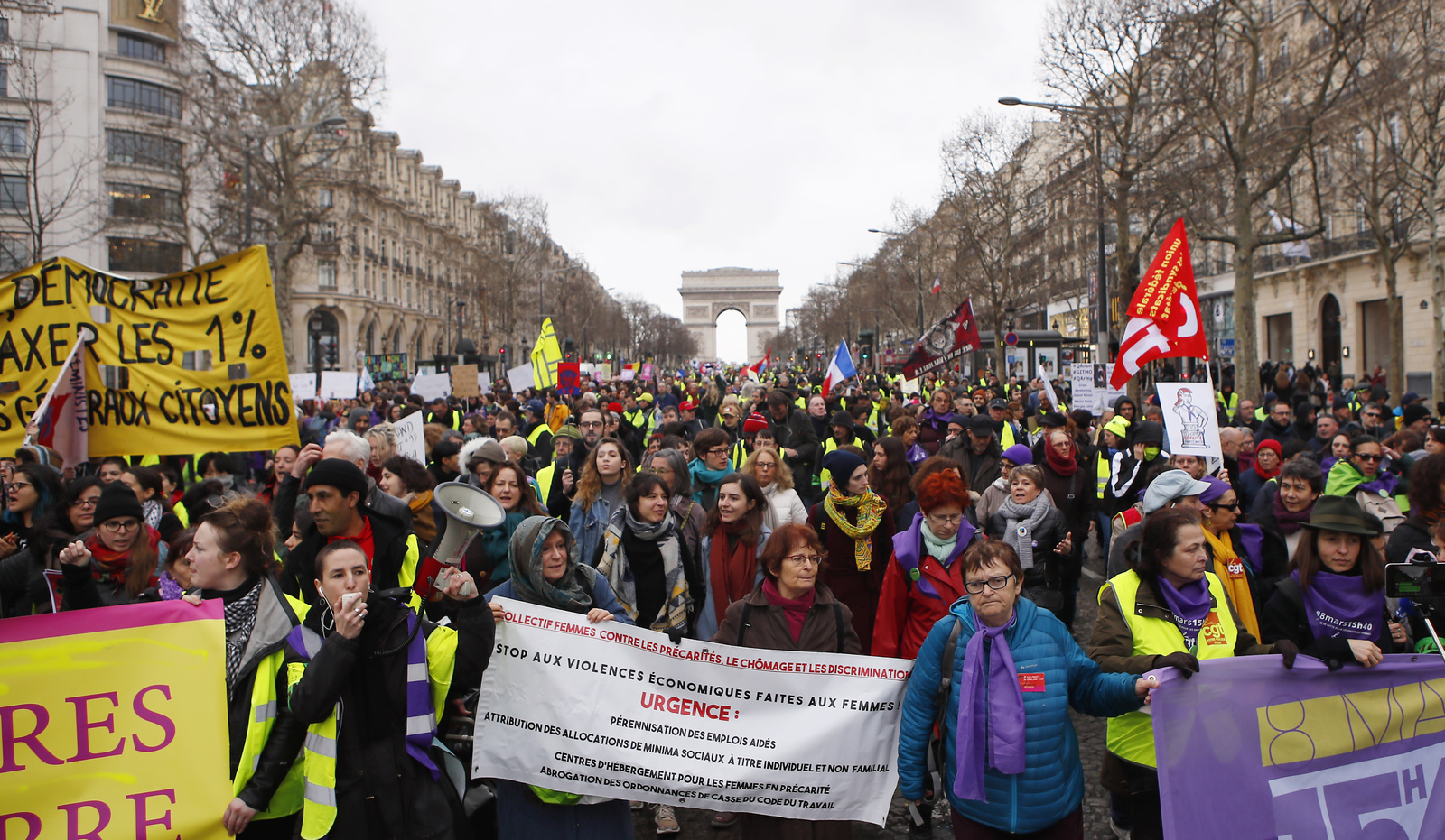 Manifestantes chalecos amarillos marcharon por las calles de París y otras ciudades de Francia por 17mo fin de semana consecutivo.