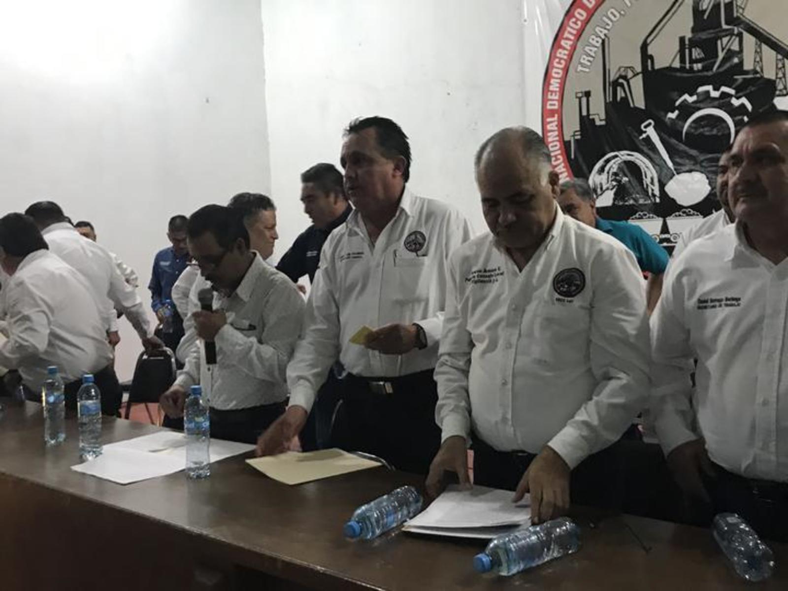 Concluida la asamblea el sindicato entregó el fondo pro huelga a los trabajadores, 14 mil 480 pesos en promedio por obrero.