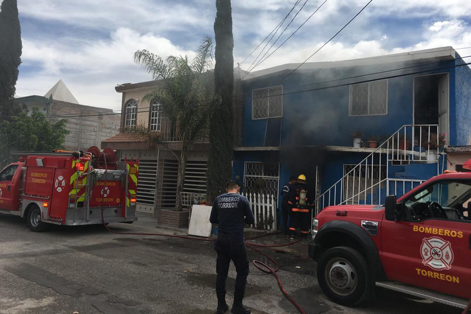 El personal del departamento de Bomberos de Torreón, paramédicos de la Cruz Roja y elementos de la Dirección de Seguridad Pública Municipal, acudieron al lugar para atender la emergencia.