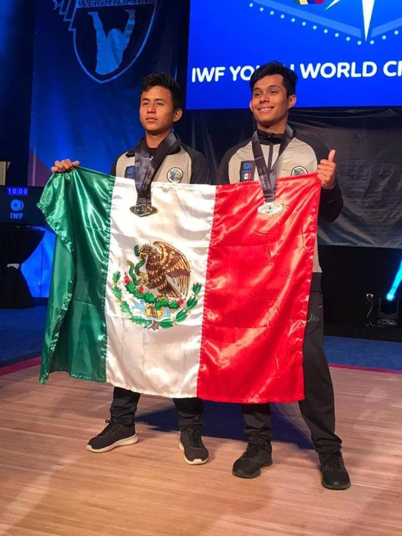 Los mexicanos José Poox y Juan Barco cumplieron con el pronóstico de subir al podio en el Campeonato Mundial sub 17 de Levantamiento de Pesas. (Especial)