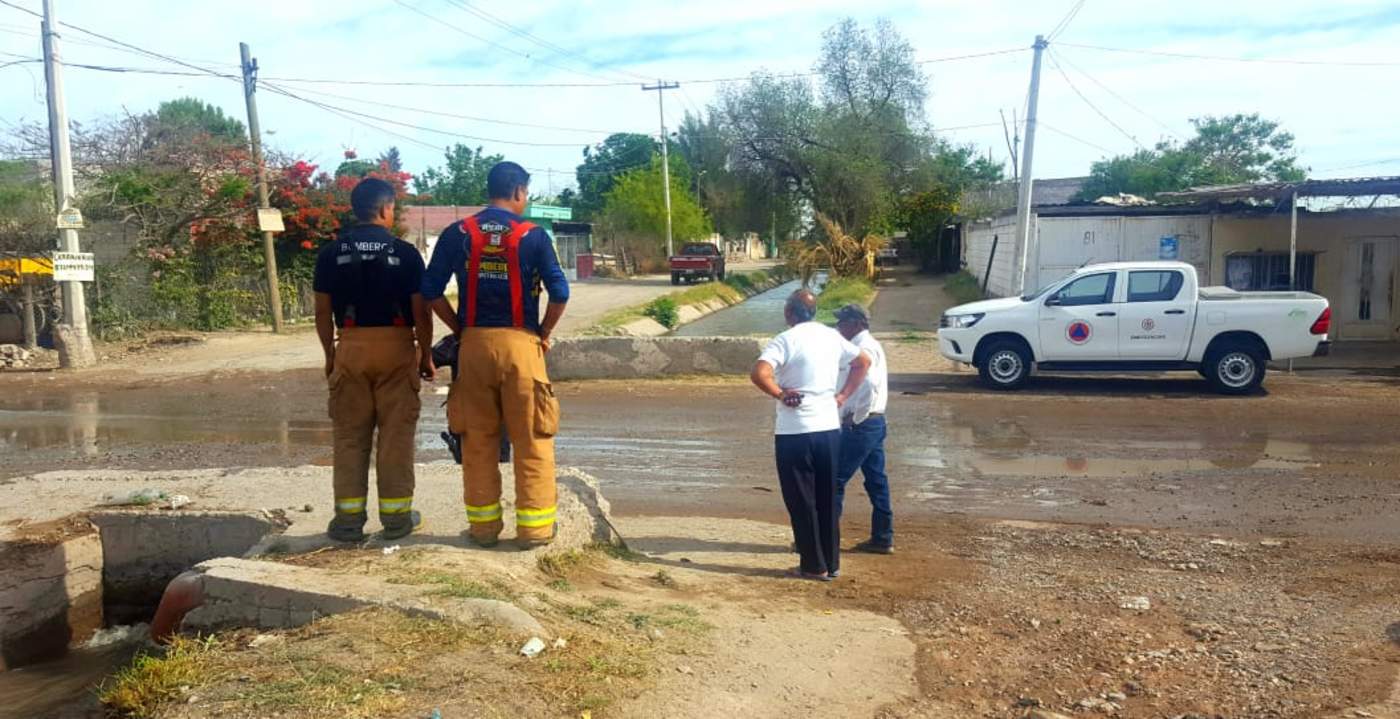 Alonso Gómez Vizcarra, titular de Protección Civil, informó que vecinos del sector reportaron al Sistema de Emergencia 911 el derrame de agua a la altura del sifón de dicho afluente. (EL SIGLO DE TORREÓN) 

