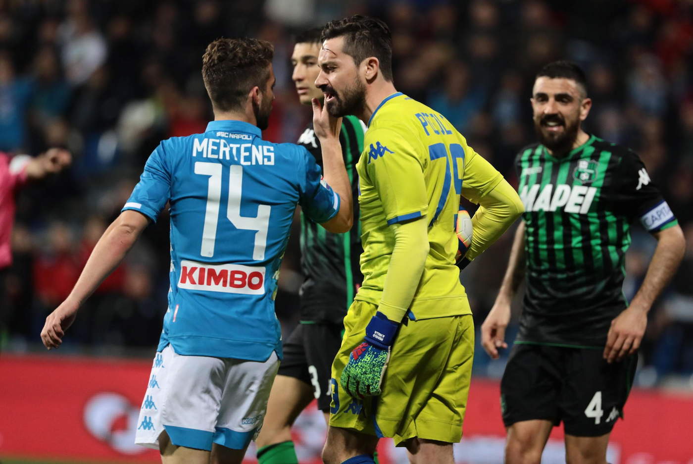 El arquero de Sassuolo, Gianluca Pegolo, discute con el jugador de Napoli, Dries Mertens, durante el duelo de este día.