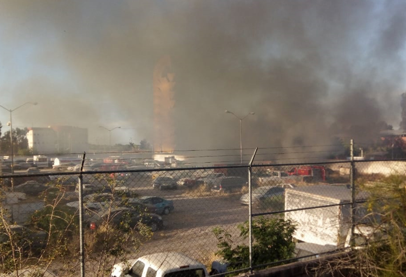 Se registra incendio en el corralón municipal de Torreón; un total de 14 vehículos se quemaron.