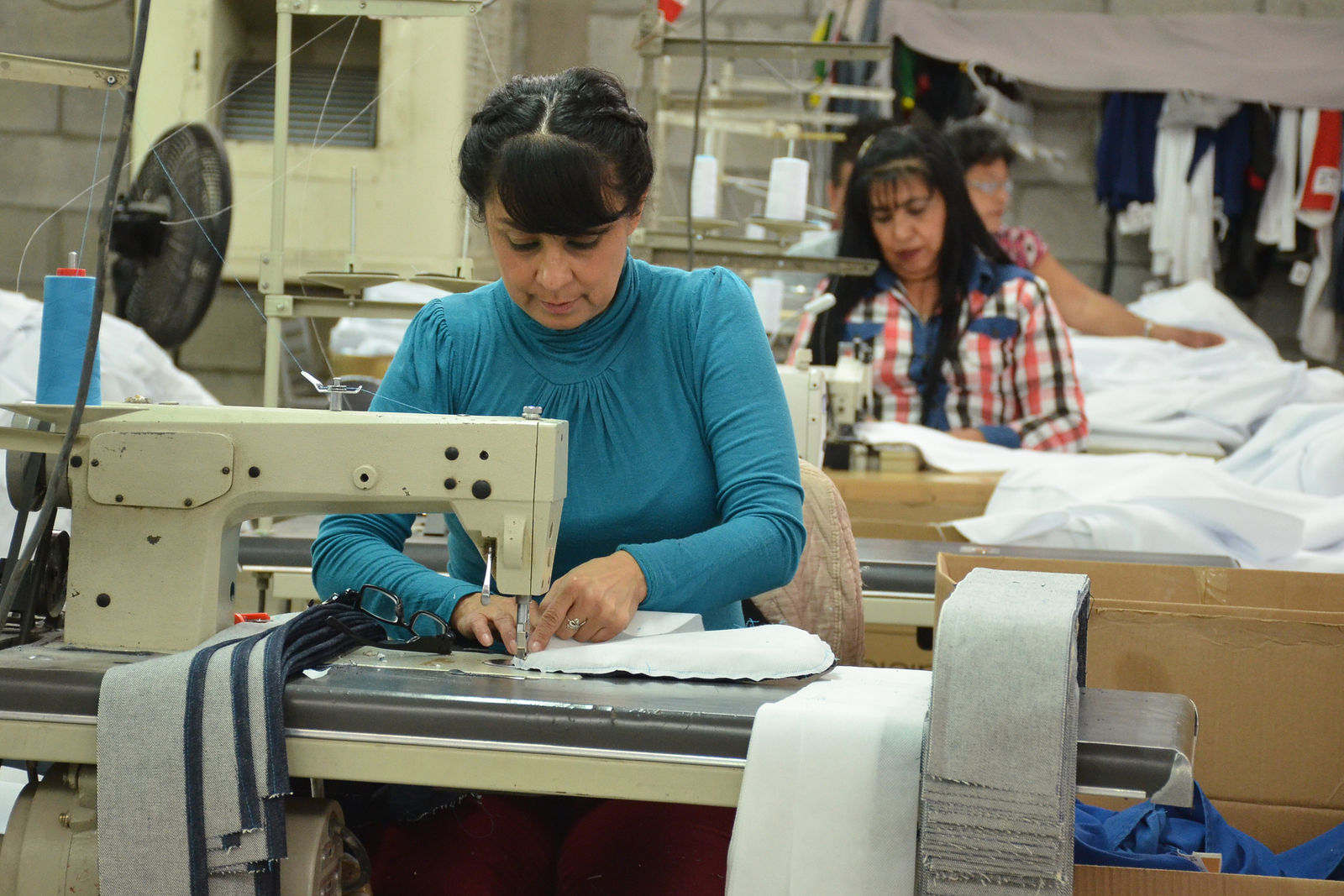 Las mujeres enfrentan retos complicados en la vida laboral, uno de ellos es la brecha salarial. (EL SIGLO DE TORREÓN)