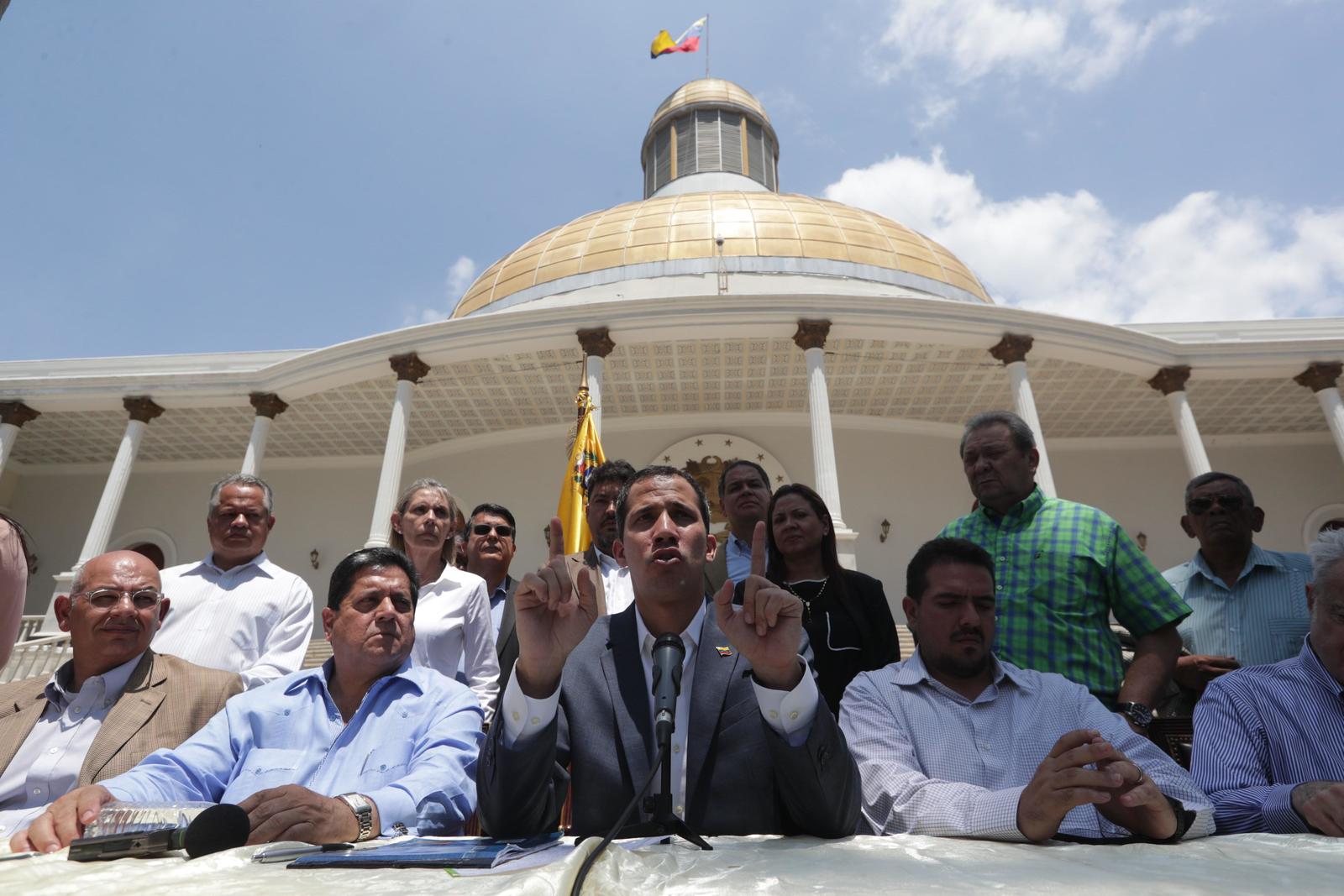 Juan Guaidó anunció ayer que solicitará a los diputados decretar el 'estado de emergencia' para hacer frente a la 'catástrofe' que atraviesa el país por el apagón. (AGENCIAS)