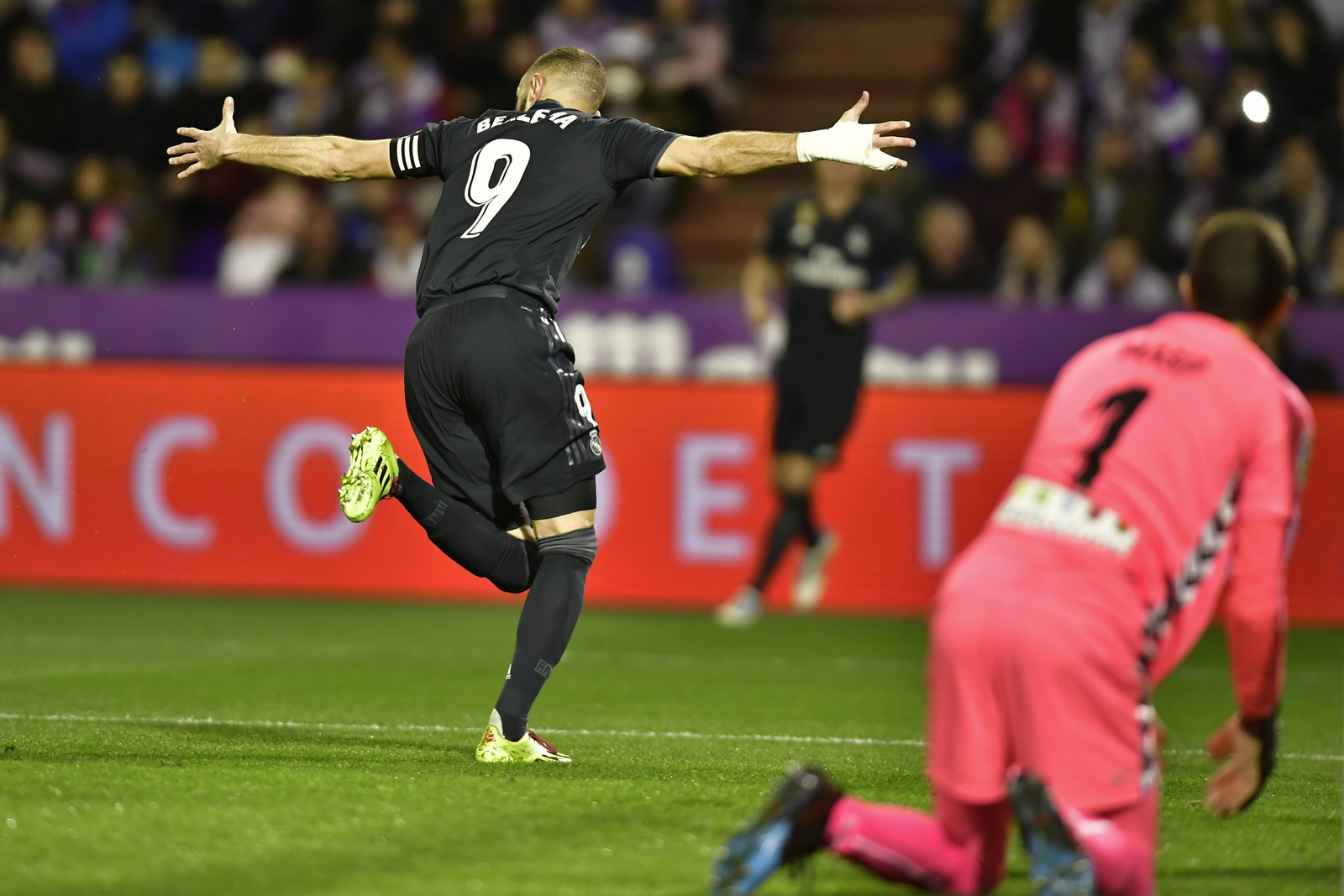 El francés Karim Benzema, del Real Madrid, festeja su segundo gol ante el Valladolid.