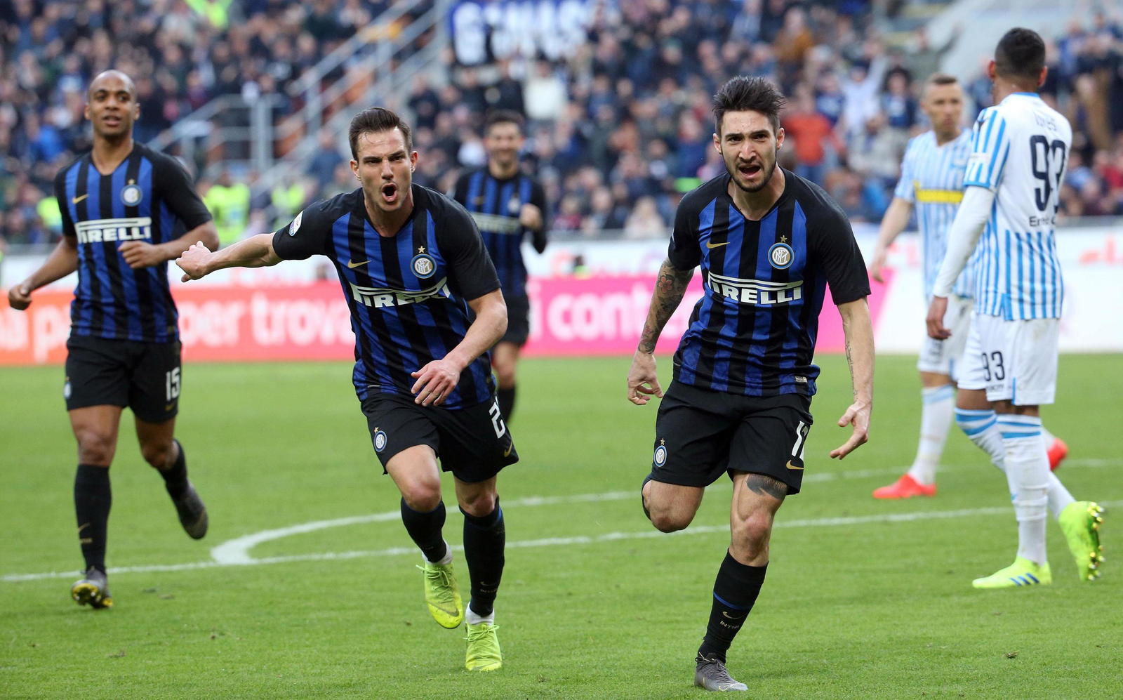 Matteo Politano, del Inter, festeja tras anotar ante Spal en un encuentro de la Serie A italiana.