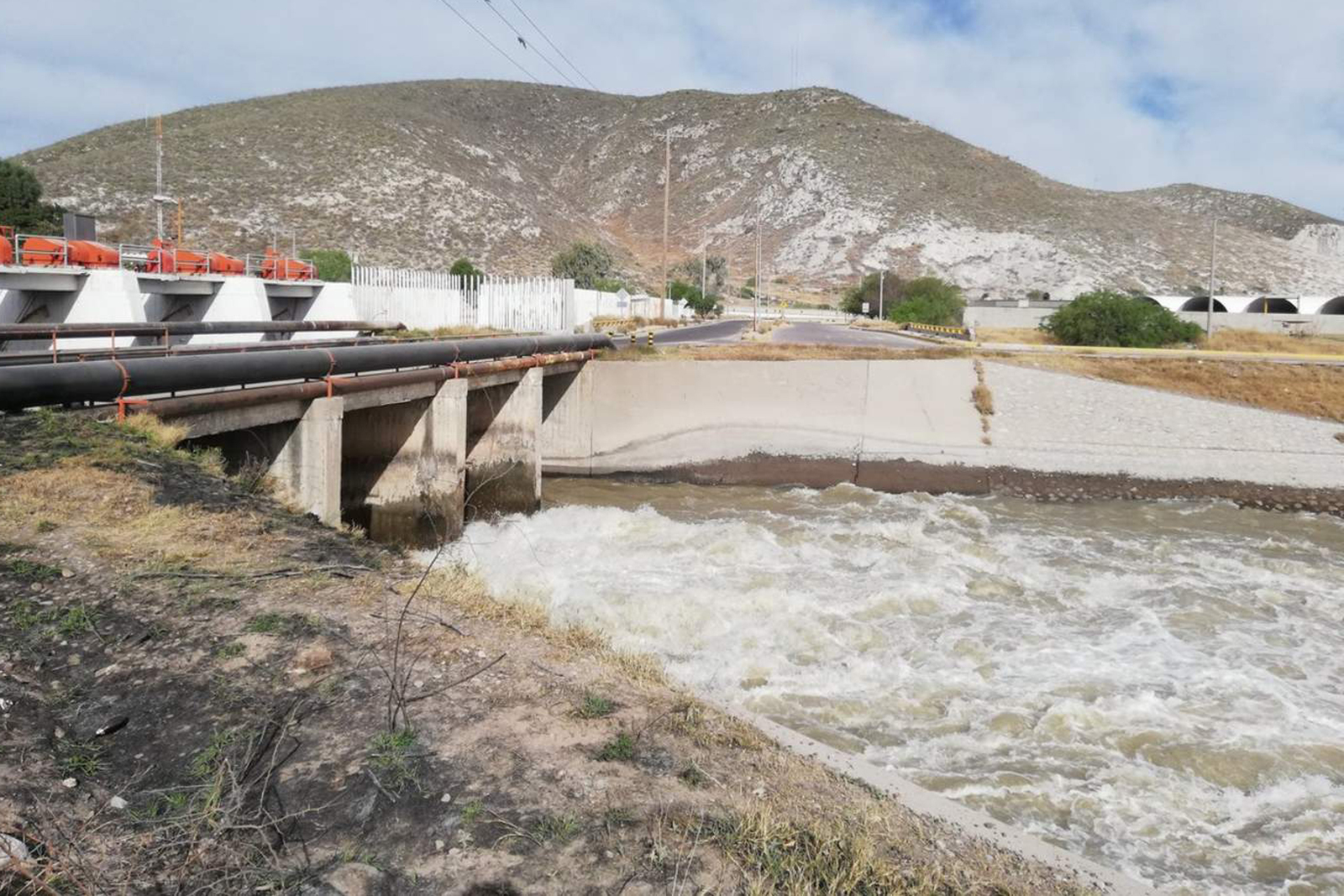 Desde las primeras horas del domingo llegó a la represa San Fernando el agua del sistema de presas para dar inicio al Ciclo. (GUADALUPE MIRANDA)