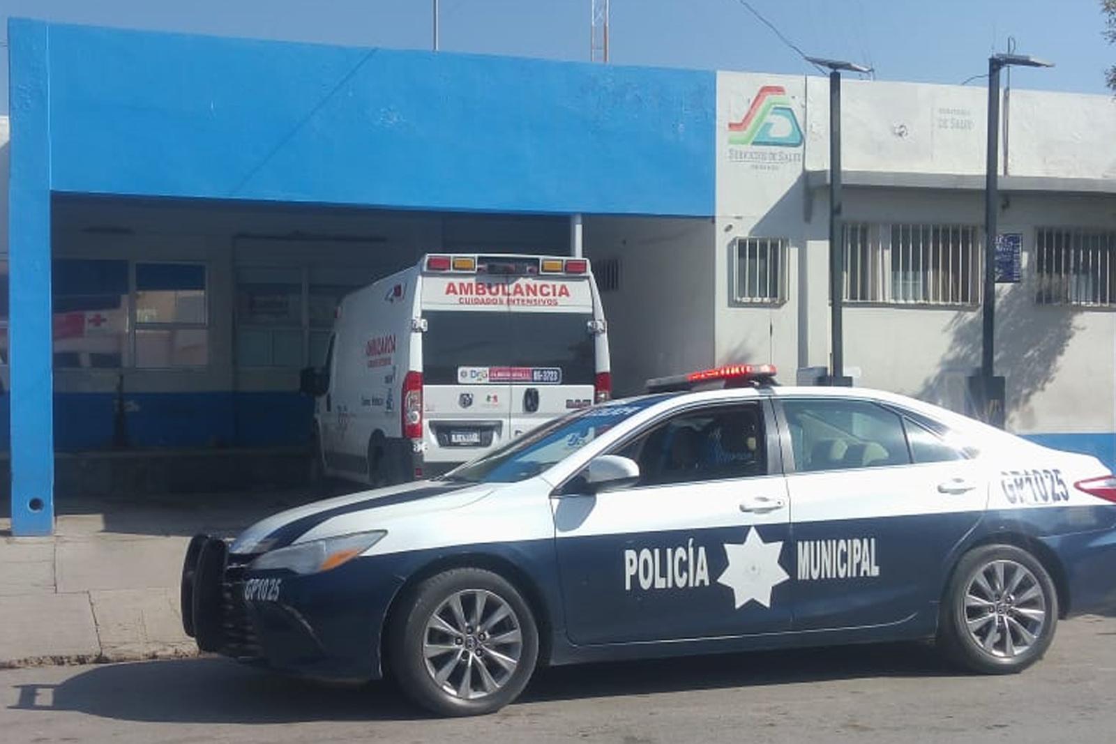 Alejandro fue ingresado a la sala de urgencias del Hospital General de Gómez Palacio, donde actualmente recibe atención médica.