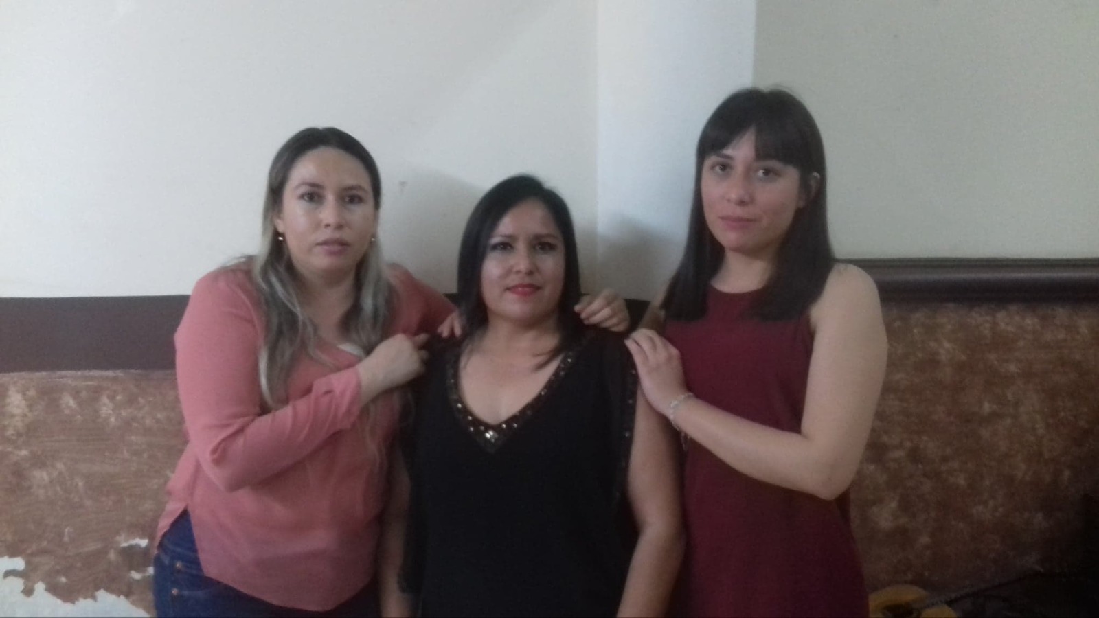 Las hermanas Bátiz Rodríguez, Ana, Alicia y Diana. Alicia era la única que no tenía título universitario, ahora las tres son profesionistas. (EDITH GONZÁLEZ)
