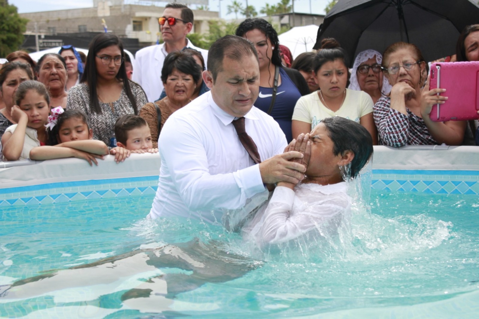 Se realizaron 150 bautizos de la iglesia La Luz del Mundo en una ceremonia pública realizada en la Plaza Mayor, ayer. (EL SIGLO DE TORREÓN)