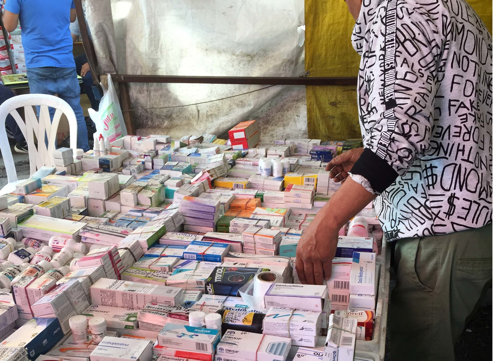 En el tianguis de Tepito se comercializan de manera ilegal medicinas que se venden sin receta para tratar diferentes padecimientos. (EL UNIVERSAL)