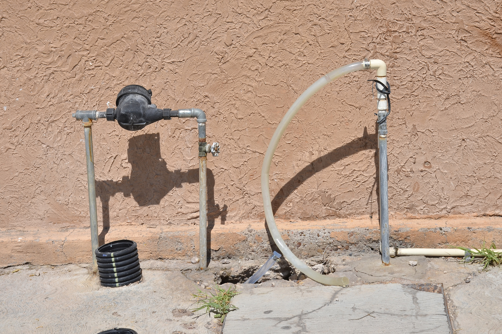 El sistema operador de agua va contra los propietarios de tomas clandestinas de agua potable en este municipio de Torreón. (FERNANDO COMPEÁN)