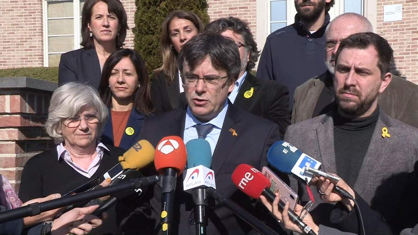 El expresidente de la Generalitat de Cataluña, Carles Puigdemont, afirmó ayer que es hora “de dar otro paso hacia adelante”, luego de su postulación a una candidatura del partido JxCat en las elecciones europeas de mayo próximo al Parlamento Europeo para el periodo 2019-2024. (ARCHIVO)