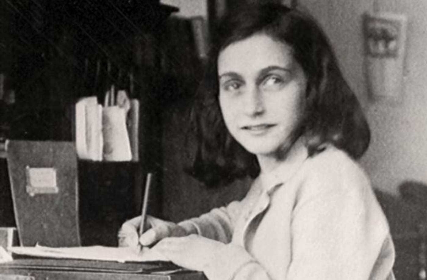 1945: Ve la última luz Ana Frank, mundialmente conocida por su diario