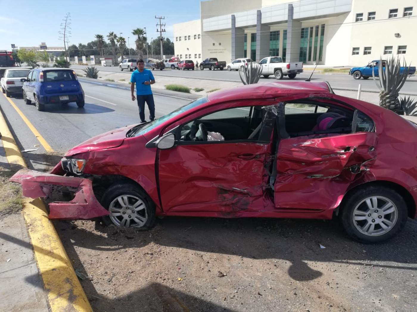 Un vehículo Chevrolet Sonic de color rojo que se desplazaba por los carriles de circulación de Torreón a Gómez Palacio, impactó a un Chevy que circulaba en la mismísima dirección en el carril de al lado. (EL SIGLO DE TORREÓN) 

