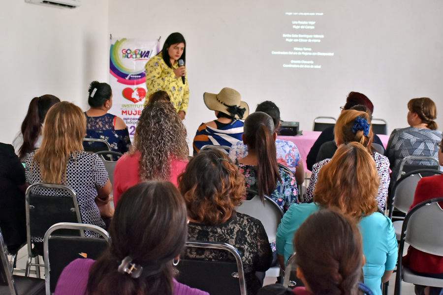 Imparten conferencia taller para mujeres