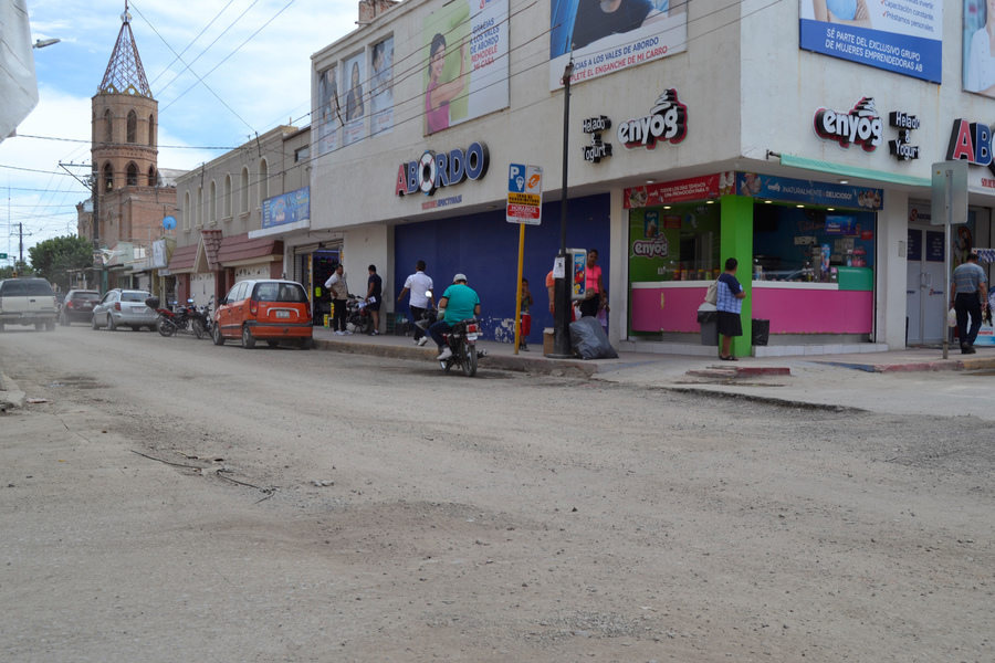 Comerciantes de la avenida Cuauhtémoc se quejan por el tiempo que llevan las obras del Metrobús en su municipio, refieren pérdidas importantes. (EL SIGLO DE TORREÓN/EDITH GONZÁLEZ)