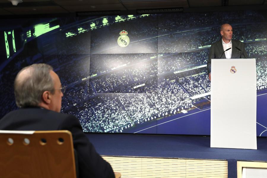 El francés Zinedine Zidane, en presencia del presidente del Real Madrid, Florentino Pérez, compareció ayer ante los medios de comunicación.