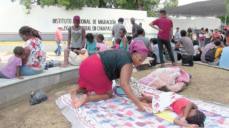 Se constató que afuera de la estación migratoria Siglo 21, en Tapachula, Chiapas, duermen extranjeros, entre ellos niños y mujeres embarazadas. (EL UNIVERSAL)