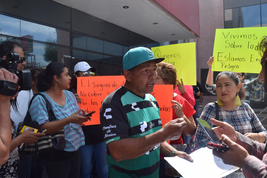 Los vecinos del fraccionamiento Cerrada San Marcos se manifestaron ayer en la explanada de la presidencia de Gómez Palacio. (EL SIGLO DE TORREÓN)