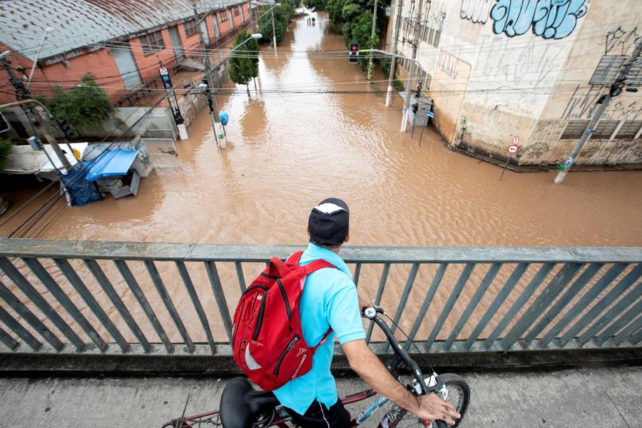 Un habitante observa las calles afectadas ayer, tras las inundaciones producidas por un temporal en Sao Paulo, Brasil. (EFE)