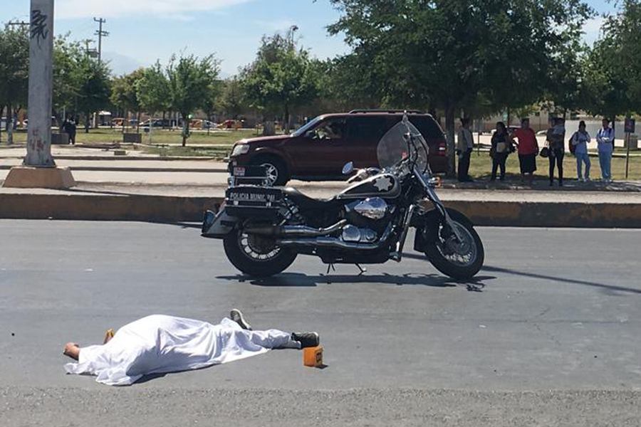 Luego del impacto del vehículo, la mujer fallecida salió proyectada cerca de 20 metros y terminó tendida sobre el pavimento de la carretera Torreón-Matamoros. (EL SIGLO DE TORREÓN) 