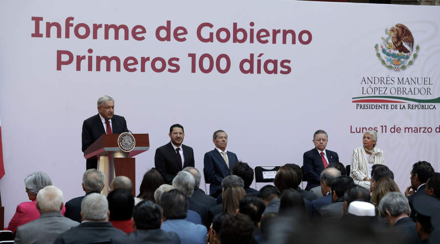 Ante empresarios, gobernadores, militares, miembros del gabinete y familiares, el presidente Andrés Manuel López Obrador (Izq.), ofreció un corte de caja de los primeros 100 días de su gestión. (EL UNIVERSAL)