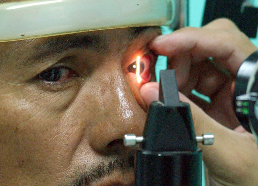 Desarrollan un dispositivo que, al controlar la presión intraocular, podría evitar que el glaucoma afecte a más personas. (ARCHIVO)