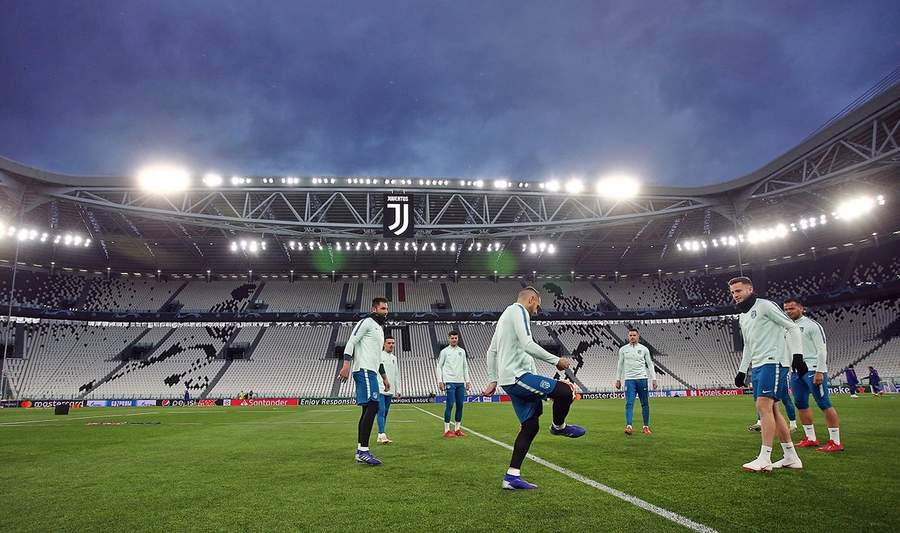 Los jugadores del 'Atleti' reconocen la cancha del Juventus Stadium. (Especial)
