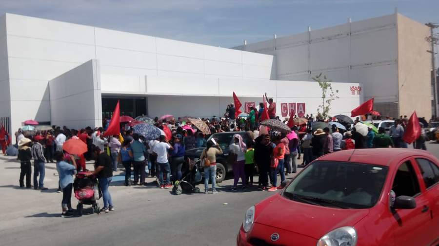 Antorchistas se manifestaron hoy en oficinas de Infonavit. (EL SIGLO DE TORREÓN) 