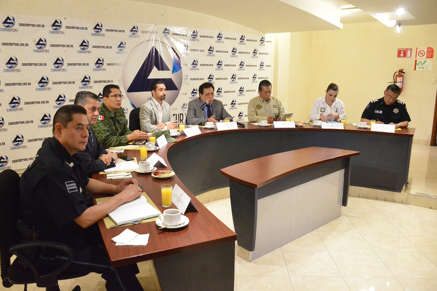 Autoridades de los tres órdenes de Gobierno asistieron a la reunión sobre índices de seguridad en la ciudad de Torreón. (EL SIGLO DE TORREÓN)