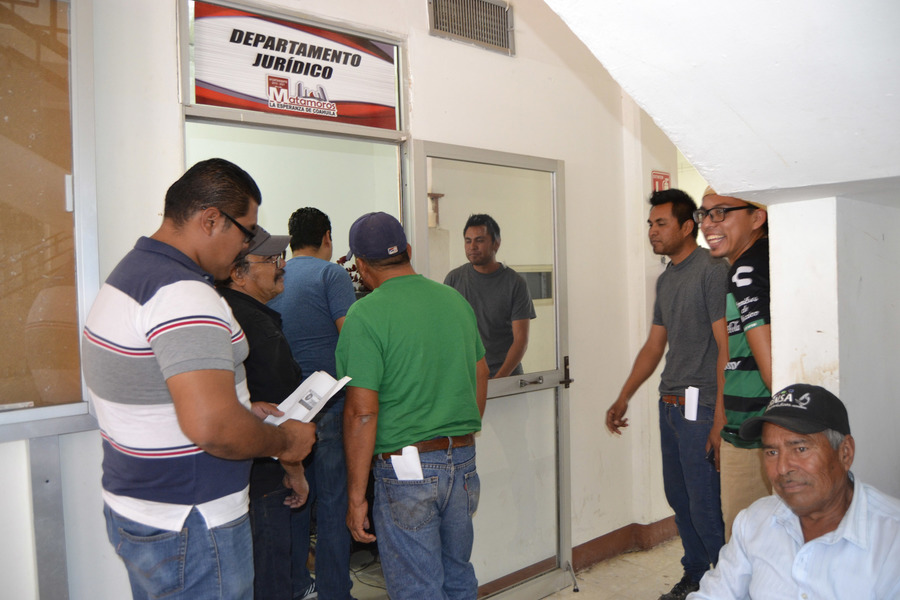 Reciben liquidación extrabajadores de la pasada administración municipal de Matamoros. (EL SIGLO DE TORREÓN/EDITH GONZÁLEZ)