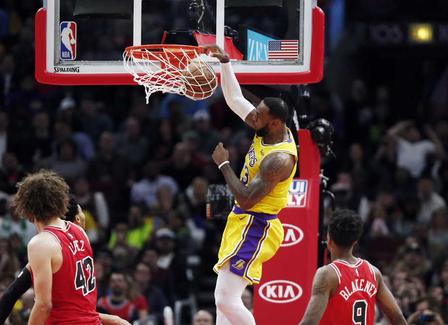 El alero de los Lakers de Los Ángeles, LeBron James, clava el balón en el partido de ayer.