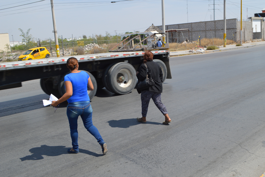 Agentes de Vialidad montaron el llamado operativo 'Radar' durante el martes en la mañana, justo frente al Hospital General, sobre la carretera Torreón-Matamoros. (ROBERTO ITURRIAGA)