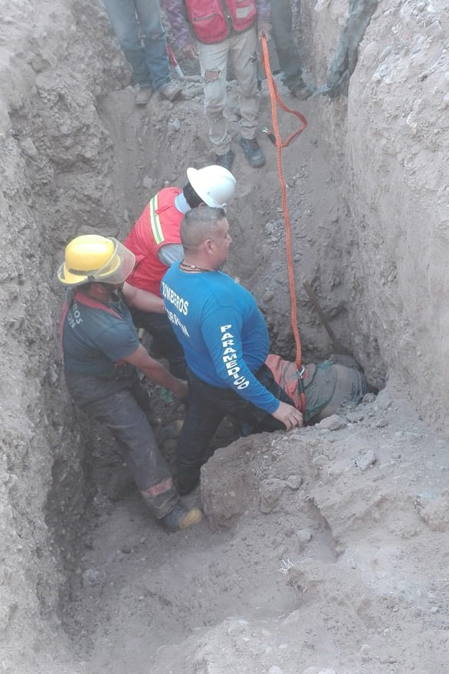 El trabajador quedó sepultado por la tierra que se derrumbo en la zanja que él mismo abrió para revisar un ducto de gas debajo de puente vehicular. (EL SIGLO DE TORREÓN) 