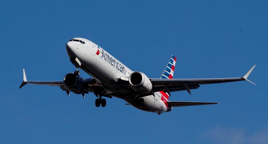 Un avión Boeing 737Max 8 deAmericanAirlines despegó ayer, desde el aeropuerto LaGuardia, en Nueva York. Boeing insistió en la seguridad de su gama 737 MAX y remitió a la autoridad de aviación estadounidense (FAA). (EFE)