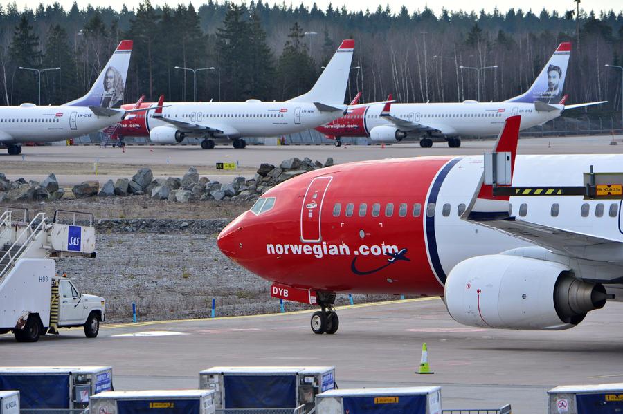 Aviones Boeing 737-800 de Norwegian Airlines permanecen aparcados en el aeropuerto de Arlanda en Estocolmo (Suecia). (EFE)