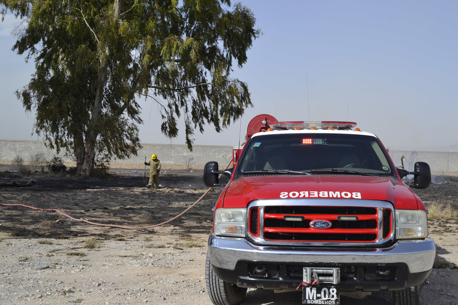 La unidad de rescate ayudó a los Bomberos a sofocar el incendio en la empresa Gemex. (EL SIGLO DE TORREÓN)